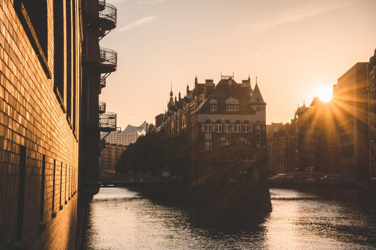 Kanalspitze in Hamburger Speicherstadt mit Sonne im Hintergrund