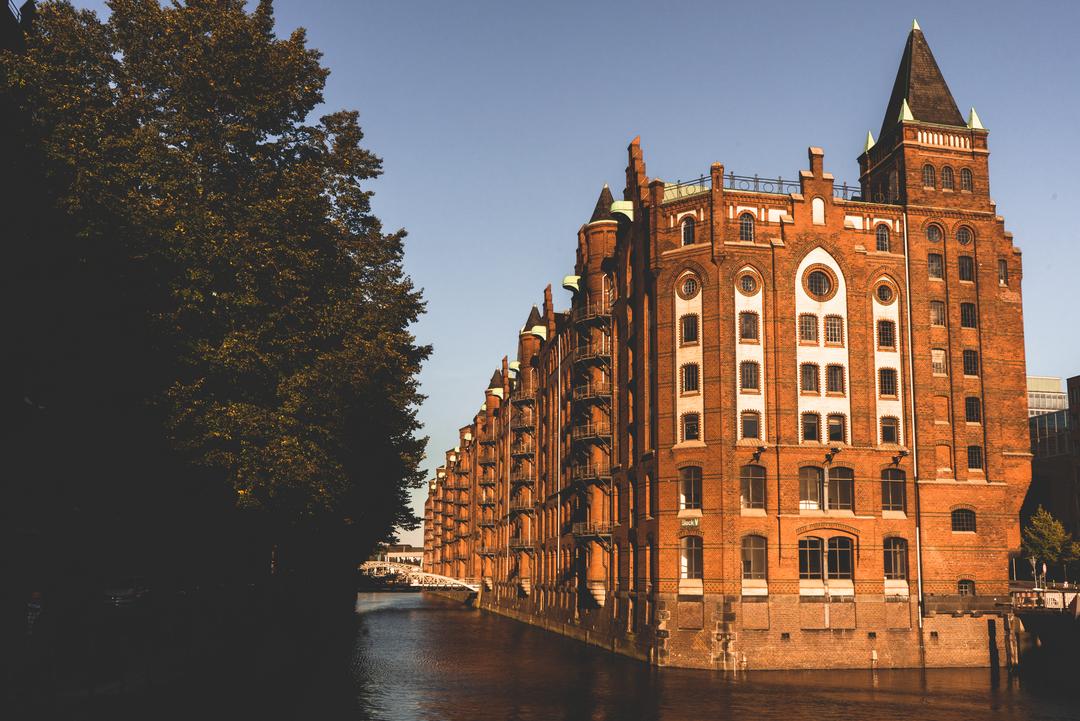 Haus am Kanal wird von Sonnenstrahlen erfasst
